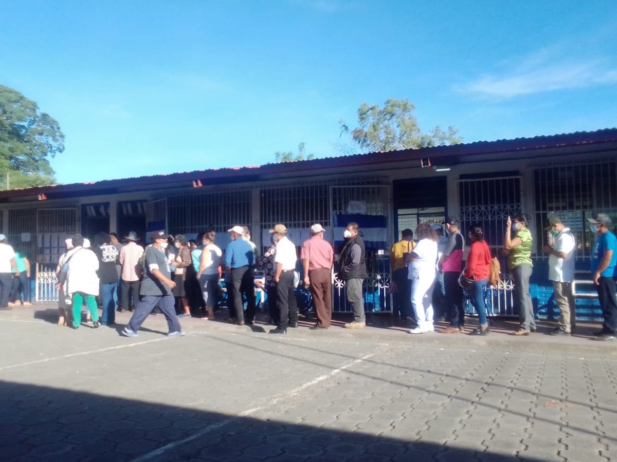 qarlosespinoza's tweet photo. #EleccionesSoberanas2021 | La población continúa haciendo fila para ejercer su derecho al voto en Camoapa, Ocotal, Bluefields y Ciudad Darío.

#UnidosEnVictorias
#NicaraguaTriunfa
 https://t.co/wjil1EoTws