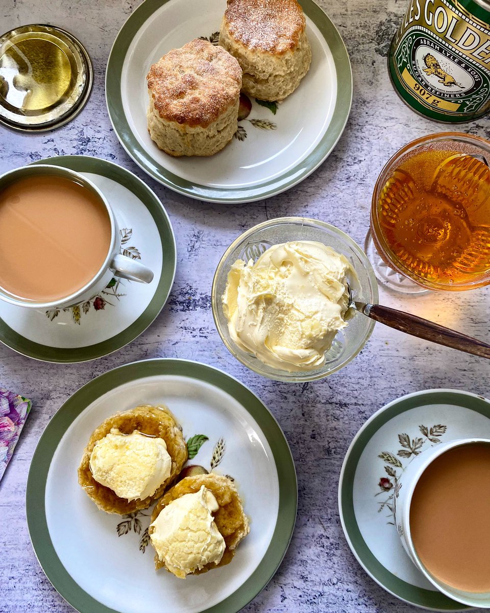 foodobsessedgi2's tweet photo. ⚡️Thunder & Lighting ⚡️
Sticky, messy and a nightmare to photograph… but one of the best things you’ll ever put in your mouth! #cakeytea #jamfirst #syrupfirst recipe ➡️ https://t.co/Iu0V5GoOgc https://t.co/DC7xYg6NrE