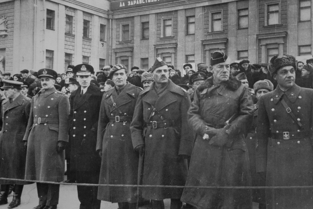 80 лет назад 7 ноября 1941 года в городах Куйбышеве, Москве и Воронеже состоялся военный парад, только в Куйбышеве был воздушный парад, благодаря этому параду Турция и Япония не вступили в войну против СССР