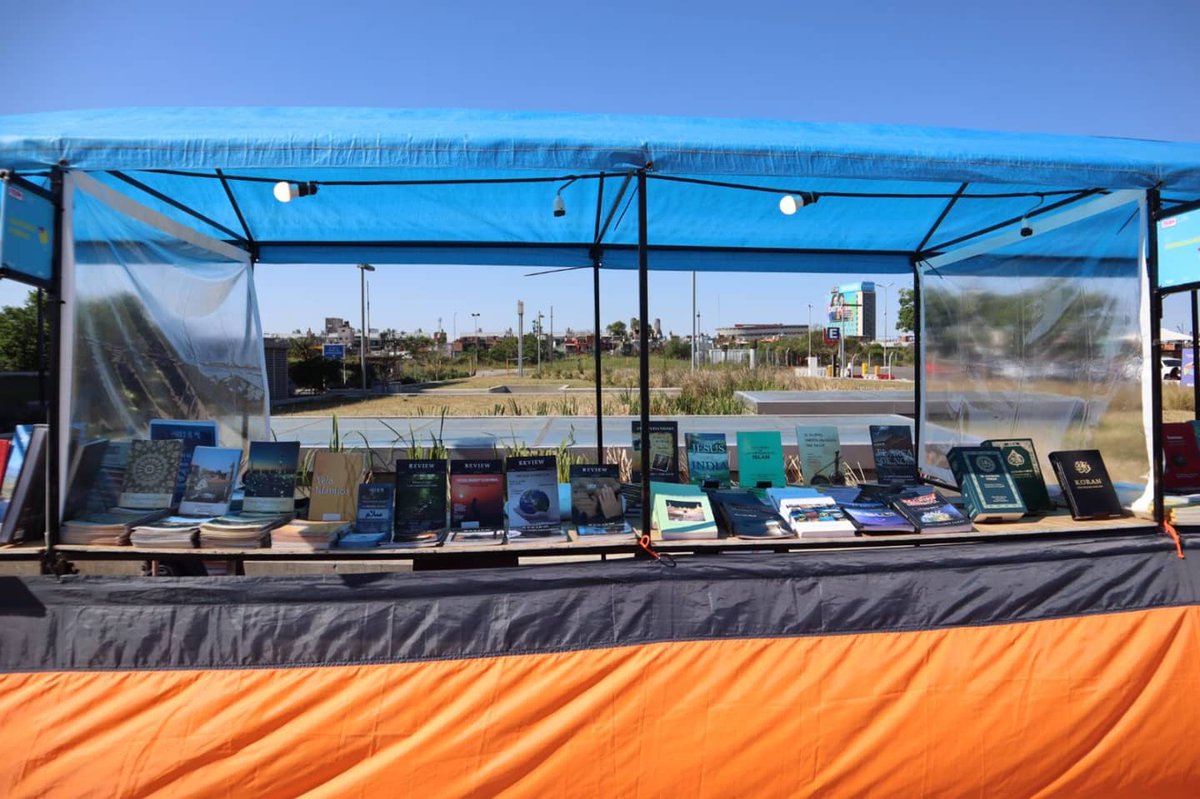 AhmadiaArg's tweet photo. Hoy es el último día de la Feria de #Felba, que se realiza al aire libre en #BuenosAires.
Estamos participando por la primera vez en este evento y ofrecemos una variedad de libros sobre el islam. https://t.co/gTd6lNnNS3