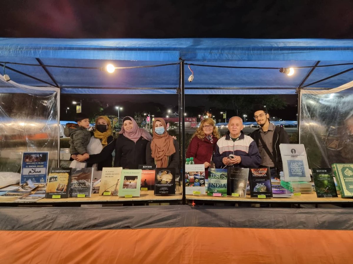AhmadiaArg's tweet photo. Hoy es el último día de la Feria de #Felba, que se realiza al aire libre en #BuenosAires.
Estamos participando por la primera vez en este evento y ofrecemos una variedad de libros sobre el islam. https://t.co/gTd6lNnNS3