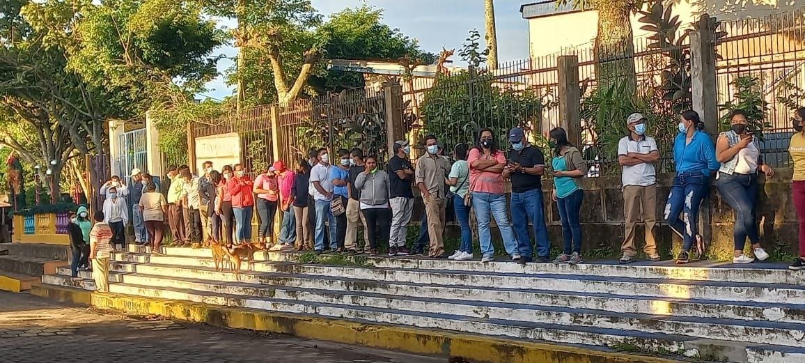 Los Pobladores del municipio de San Juan de Oriente,preparados y a la espera de la apertura de las JRV para ejercer su derecho al voto.
#EleccionesSoberanas2021
#UnidosEnVictorias
#JuntosDefendiendoLaPaz