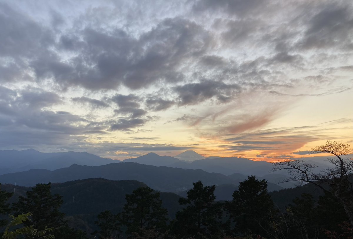 EmtiyazKhan's tweet photo. I did my first (very short) hike today, in a very long time (2yrs). I feel fortunate to be finally healthy enough to go out in the nature again. 

This is Mount Fuji from Mount Takao right after the sunset. https://t.co/Al0tSu5D6Y