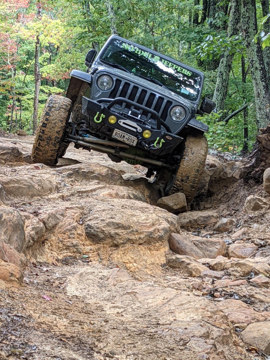OffroadSynth's tweet photo. Roam'N... just a walk in the park. #offroadsynthetics #roamn #builtnotbought #dailydrivencrawler #jeepjl #jeepbadgeofhonor #windrockpark #infideljeepers #rpmsteering https://t.co/OHlDy4fo34
