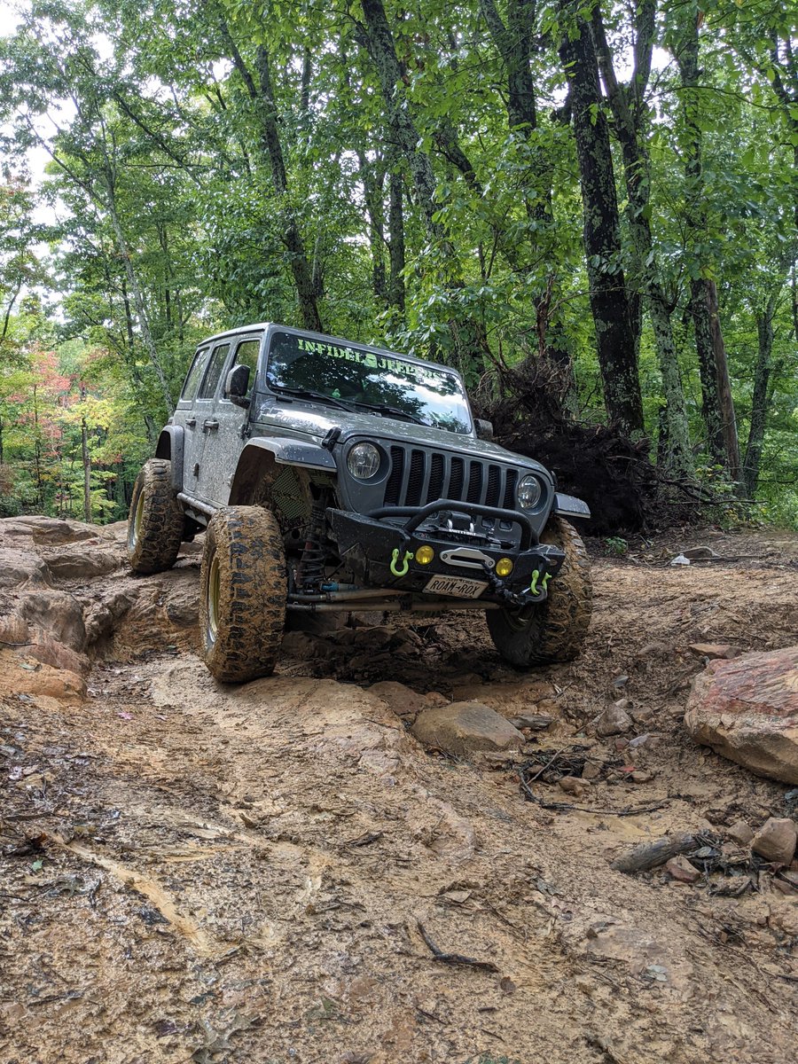 OffroadSynth's tweet photo. Roam'N... just a walk in the park. #offroadsynthetics #roamn #builtnotbought #dailydrivencrawler #jeepjl #jeepbadgeofhonor #windrockpark #infideljeepers #rpmsteering https://t.co/OHlDy4fo34