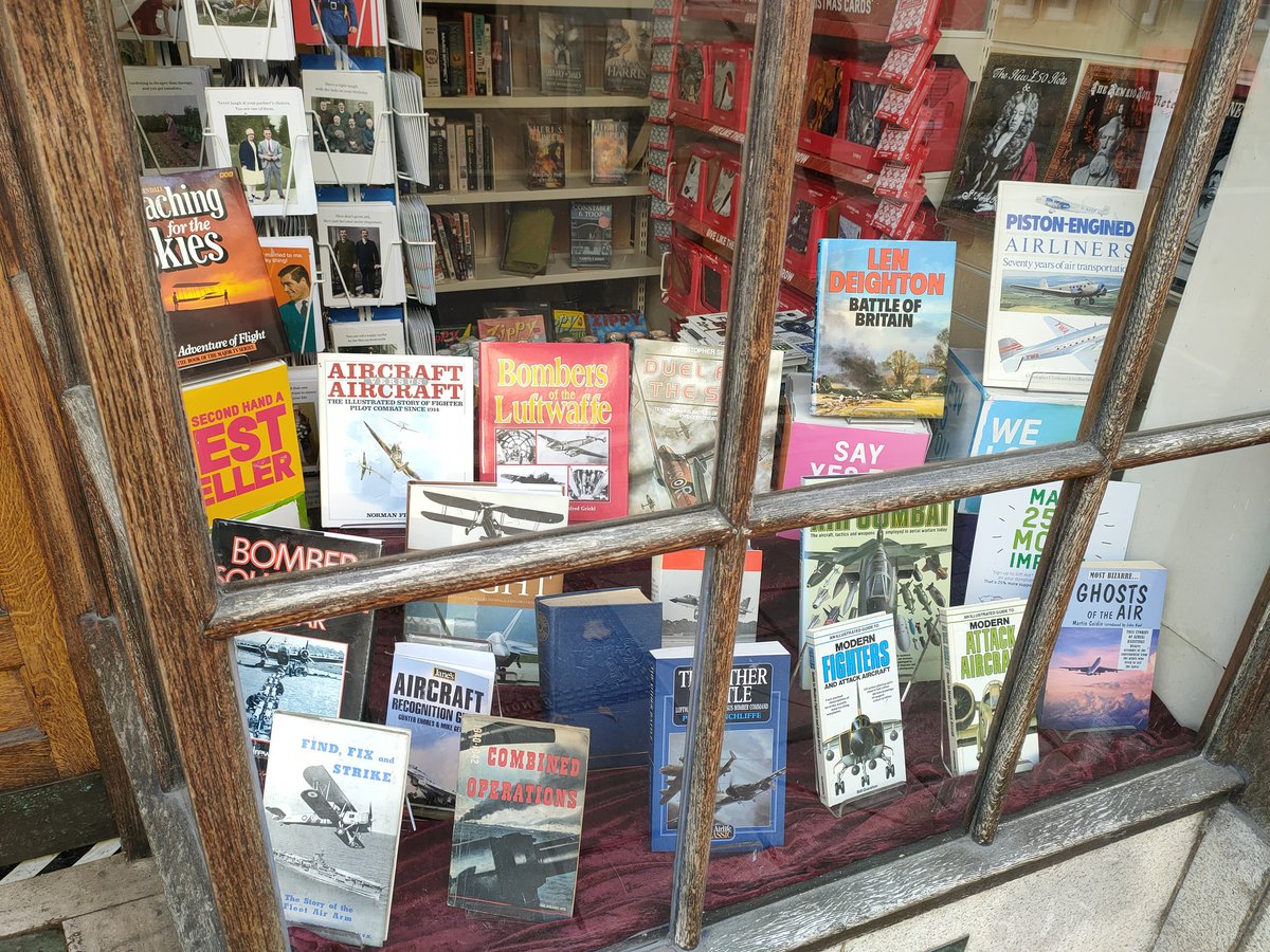 Thank God this Turl street @OxfamBooksOx was closed! Otherwise I would have been faced with the impossible task of having to choose! #avgeek #bookshop