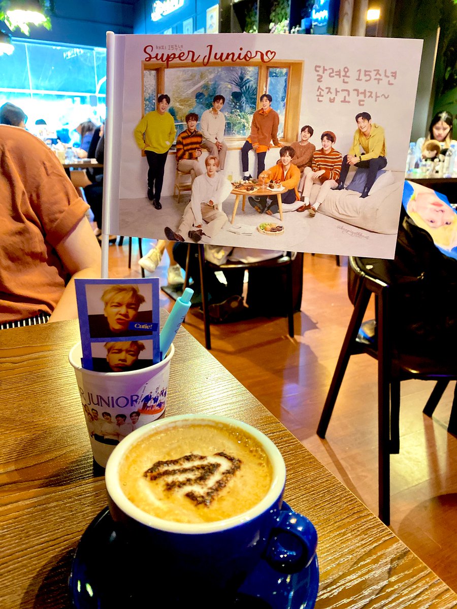 keepingthbeat's tweet photo. Thank you @MoreDaysWithU for organising this #HouseParty for #SJ_16th_ANNIVERSARY! The cafe is so beautifully decorated :’) Glad we managed to snag the last table during lunchtime cos we got to interact w ELF. SG ELF is a fun bunch :) #MoreDaysWithSJ #슈퍼주니어 #SUPERJUNIOR https://t.co/Z5jfMNBBPZ
