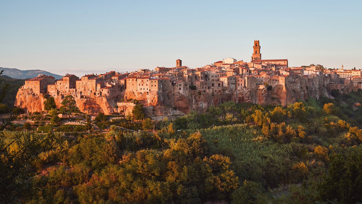 Girosole's tweet photo. Golden hour shines its light across #Pitigliano in southern #Tuscany: https://t.co/vW7sGFbUge