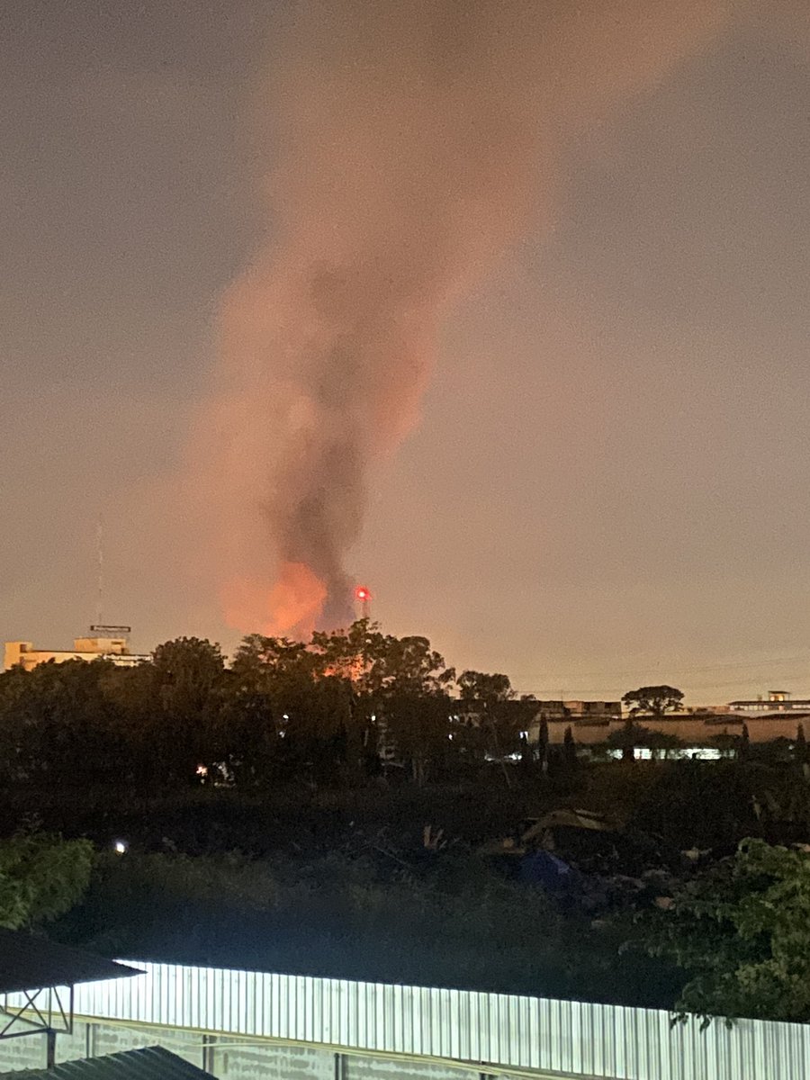 pakazz's tweet image. เสียงรถดับเพลิงดังสนั่นเลย #ไฟไหม้โรงขยะอ่อนนุช