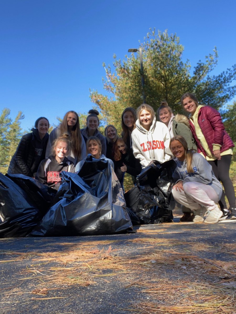 FieldWh's tweet image. Varsity Field Hockey cleaning up Hanson Middle School over the weekend.  Well done, team!