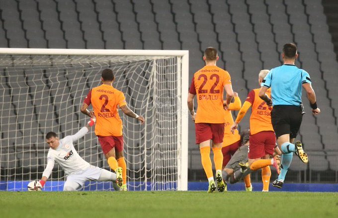 obeltek's tweet photo. Muslera’nın formu da bu yıl hala yerlerde sürünüyor. Bertolacci kötü vurdu, Muslera daha kötü bir şekilde içeri aldı.

Galatasaray kariyerinde hiç böyle kötü bir dönemini izlememiştim. Fatih Terim’in yedek kaleci aldırmaması işi daha da zorlaştırıyor.

#FKvGS https://t.co/BIwO5ReAA5