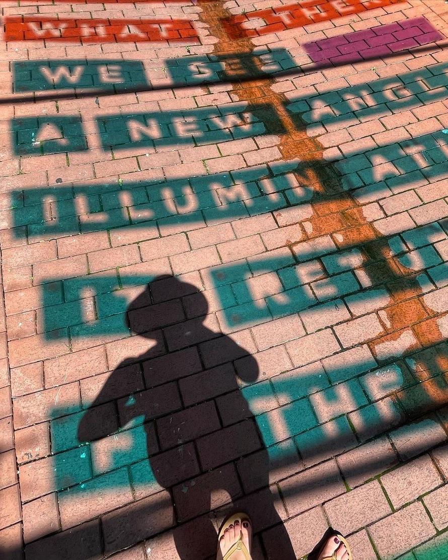 georgetowndc's tweet photo. A few of our favorite snaps along the painted poem pathway 🎨 📝
Visit #GeorgetownGLOW installations up now through the end of the month at:
🎨 𝘧𝘰𝘳 𝘵𝘩𝘦 𝘢𝘭𝘭𝘦𝘺 / 📍 3125 M St
🎨 𝘊𝘈𝘕𝘖𝘗𝘐𝘌𝘚 / 📍3320 Cady's Alley
📸 amazighinnyc, mllekerri & runplaylovedc https://t.co/zUGCSe3NJX