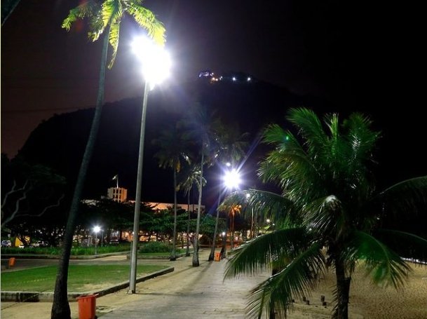Prefeitura_Rio's tweet photo. A Praia Vermelha mandou avisar que ela é a primeiríssima orla do Rio a ter todos os pontos de luz de LED. 

Dúvidas que agora ela vai brilhar ainda mais? 💡💡💡 https://t.co/ZImcl7Sh7Q