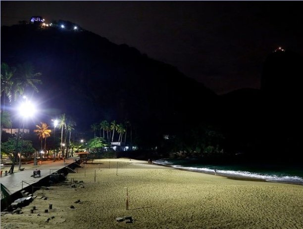 Prefeitura_Rio's tweet photo. A Praia Vermelha mandou avisar que ela é a primeiríssima orla do Rio a ter todos os pontos de luz de LED. 

Dúvidas que agora ela vai brilhar ainda mais? 💡💡💡 https://t.co/ZImcl7Sh7Q