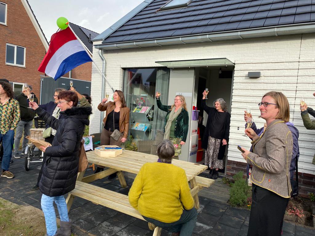 Jacqindebuurt's tweet photo. Het Groene Hofje is officieel geopend. Trots om hier woonconsulent te mogen zijn! #groenehofje #Wageningen #leefbaarheid #mooiproject @HurenWageningen https://t.co/2ZEArOUrGq