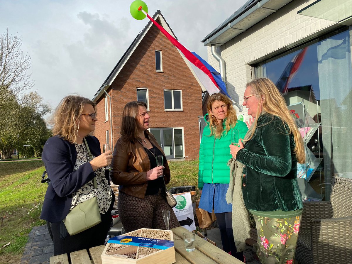 Jacqindebuurt's tweet photo. Het Groene Hofje is officieel geopend. Trots om hier woonconsulent te mogen zijn! #groenehofje #Wageningen #leefbaarheid #mooiproject @HurenWageningen https://t.co/2ZEArOUrGq