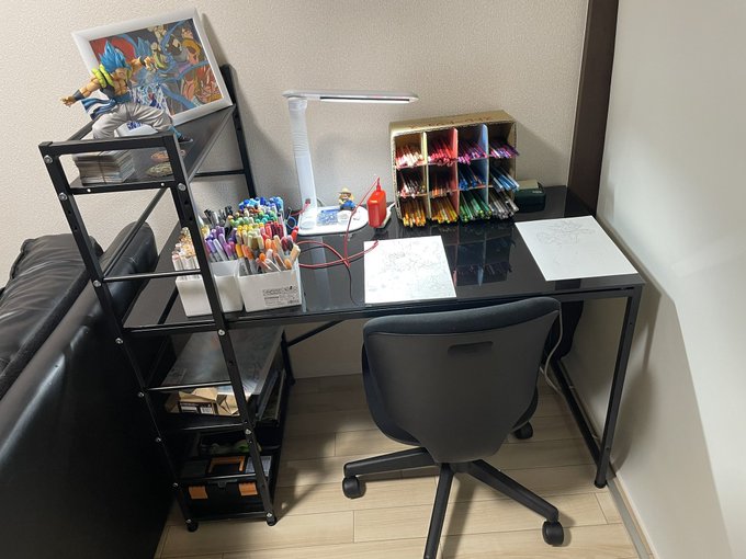 やっと作業机買えた👌
あと引っ越しの時の段ボール整理してたら線画見つかった笑 