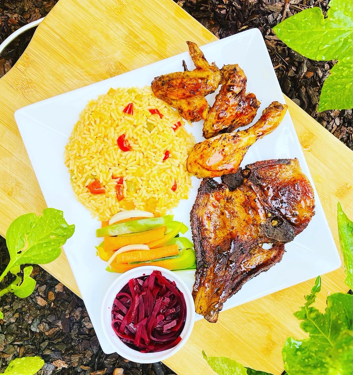 NevariMpho's tweet image. T-Man Dinner served😋😍🍑
Nothing hectic 
Portuguese spicy 🌶 rice, Pork chop, Chicken wings and some raw veggies 
#Bluza_za
#Magickitchen
