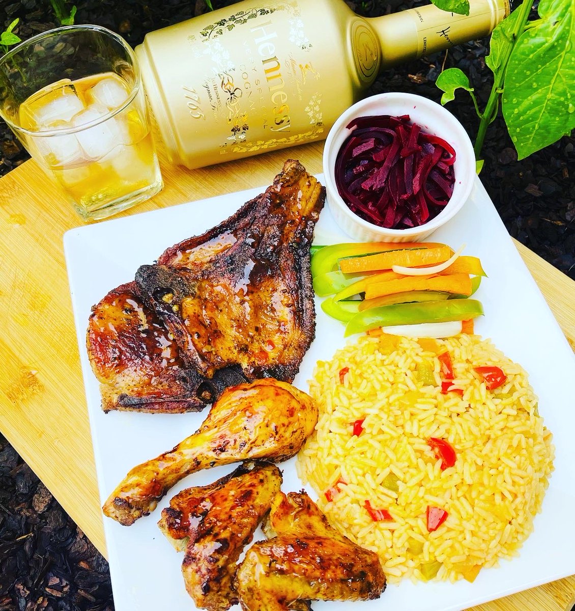 NevariMpho's tweet image. T-Man Dinner served😋😍🍑
Nothing hectic 
Portuguese spicy 🌶 rice, Pork chop, Chicken wings and some raw veggies 
#Bluza_za
#Magickitchen