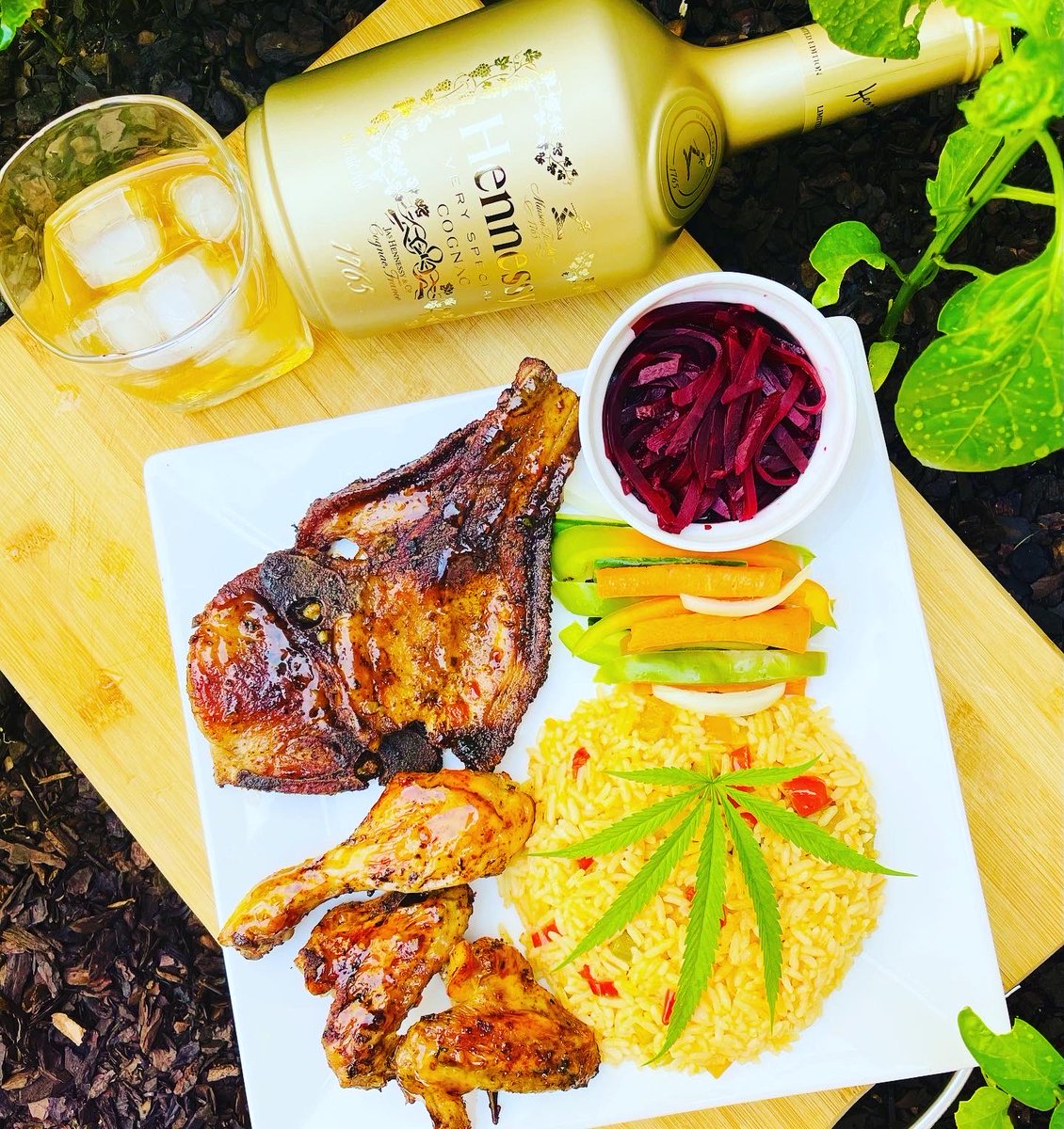 NevariMpho's tweet image. T-Man Dinner served😋😍🍑
Nothing hectic 
Portuguese spicy 🌶 rice, Pork chop, Chicken wings and some raw veggies 
#Bluza_za
#Magickitchen