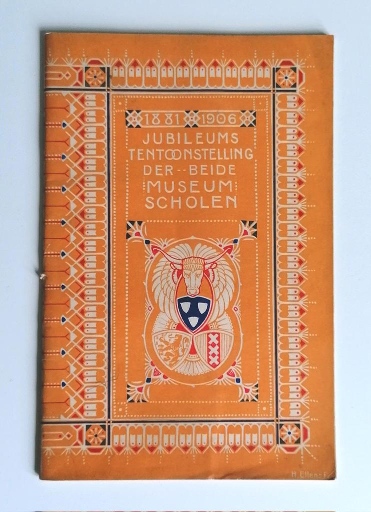 anno1900nl's tweet photo. Gisteren op de kop getikt bij een antiquariaat in Utrecht: een zeer zeldzame catalogus van de 'Jubileumstentoonstelling der beide museumscholen' in 1906 met een geometrisch omslagontwerp van Harm Ellens. #vlakversiering #NieuweKunst https://t.co/OiR02DHiGr