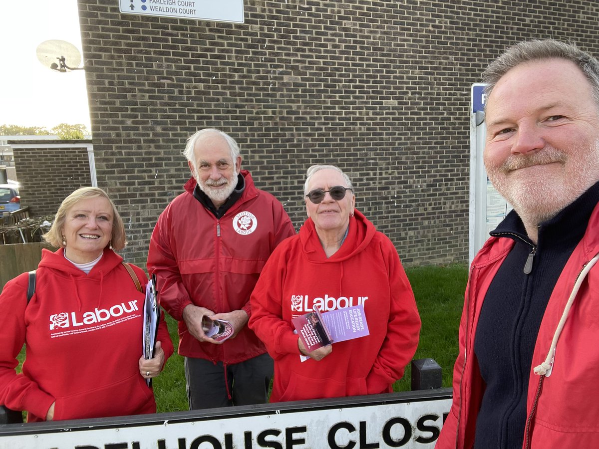GuildfordLabour's tweet photo. We were out chatting with voters in Westborough this morning. Great fun, perfect weather. 🌹 https://t.co/phYF1nY6xL