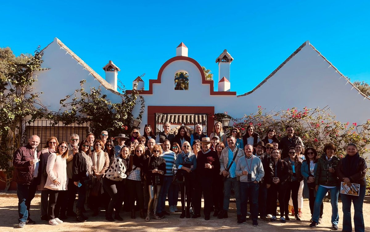 Mañana preciosa en <a href="/Acampoabierto1/">Acampoabierto</a> #famtrip organizado por <a href="/clusterjerez/">Clúster DestinoJerez</a> <a href="/NNuripazviajes/">Nuripaz Viajes</a> y apoyado por empresas asociadas e instituciones <a href="/BodegasFundador/">Bodegas Fundador</a> @BodegasLustau <a href="/Yeguada_Cartuja/">Yeguada Cartuja</a> <a href="/RealEscuela/">Real Escuela</a> <a href="/hotelesHACE/">Hoteles con Encanto</a> etc... 👍😍🥂 En el próximo al <a href="/Palacio_Tiempo/">PalacioTiempoJerez</a> 🌳🌳🕰️🏛️🌳😊#Jerez