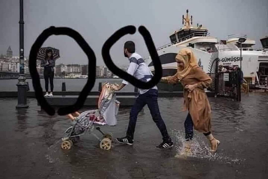 Jaliasaleh's tweet photo. رغم قساوة الجو و طفله مُبتَل و زوجته مُبتلّة مع ذلك لم ينسى العادات و التقاليد ☻
#شو_حَناين😁 https://t.co/L7cvnE4vyw
