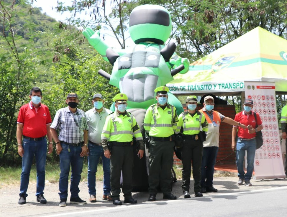 #SeguridadVial | Con <a href="/TransitoPolicia/">Dirección de Tránsito y Transporte</a> en los ejes viales del departamento realizamos actividades preventivas con los conductores, entregando recomendaciones de seguridad frente al estado mecánico de los vehículos. #SalvamosVidasEnLaVía #EsUnHonorSerPolicía