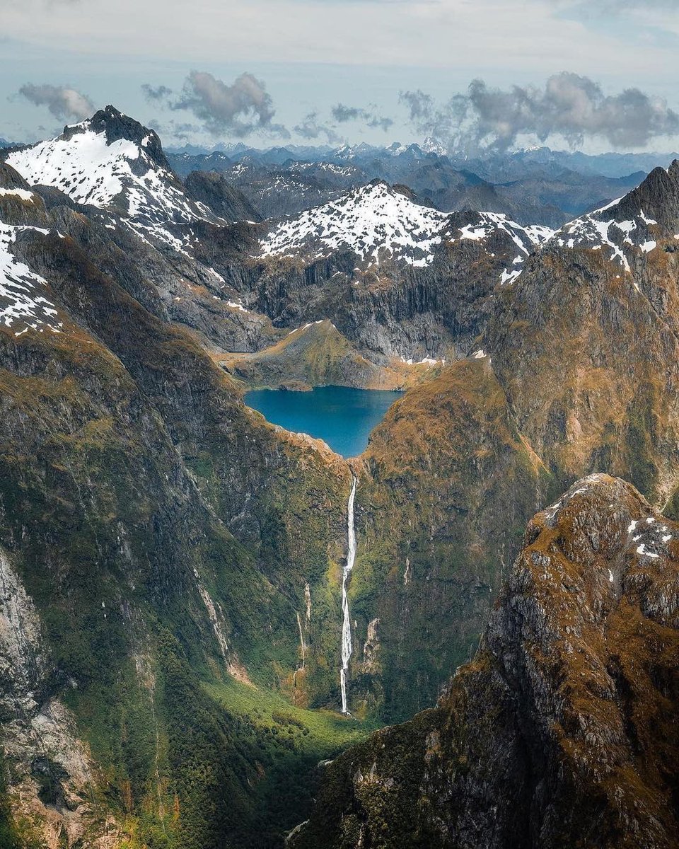 flying over the peaks of new zealand