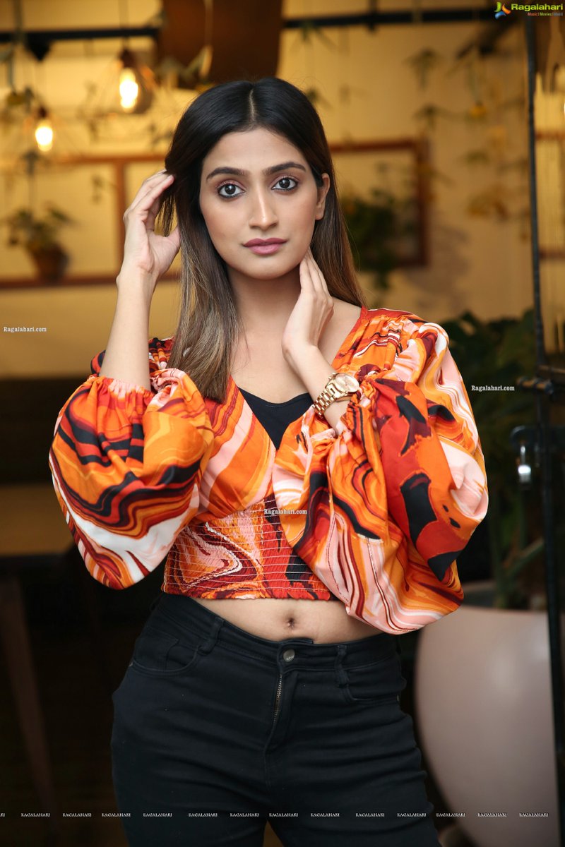 Ragalahari's tweet photo. Fasiha Waseem Latest Stills

HD Photo Gallery - https://t.co/EIMnzTk3Ml

#FasihaWaseem #Photoshoot #RagalahariPhotos https://t.co/2NAUlUYLyJ
