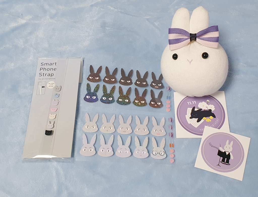 [💜RT추첨💜]
11월 11일 테스타 김래빈의 생일을 축하하며, 사진에 있는 폰스트랩과 씰스티커 2장, 도무송 2장을 추첨 한분께 보내드립니다!
추첨은 11월 11일 오후 11시 11분에!