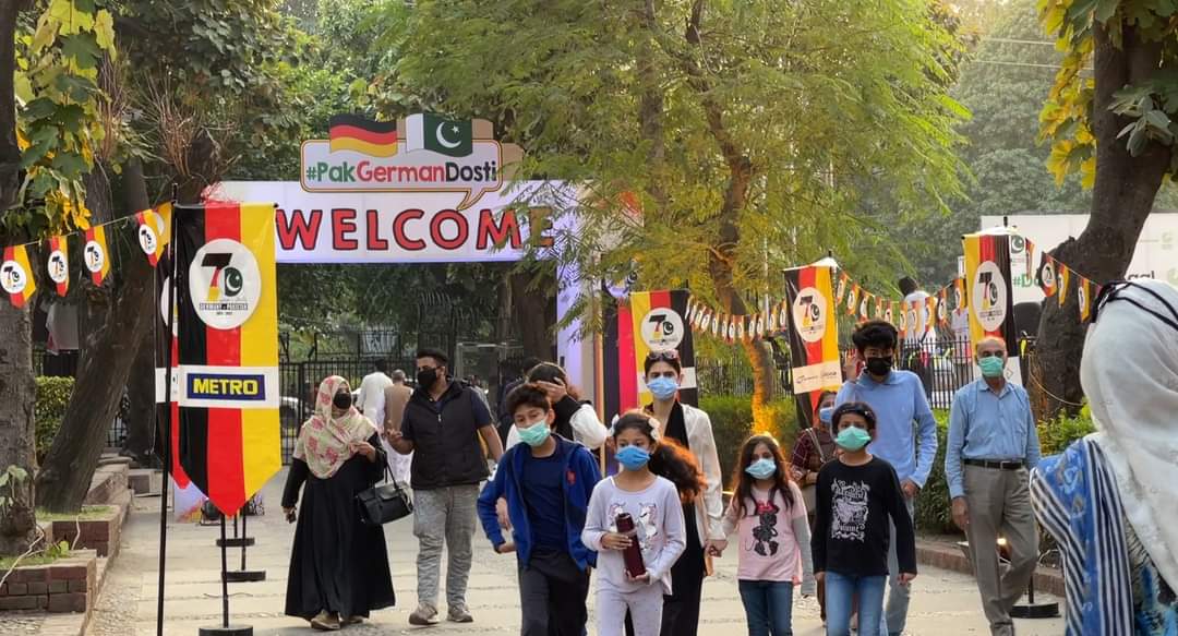 PervaizAkhtar19's tweet photo. METRO Pakistan celebrates this memorable and auspicious occasion of 70 years of Pakistan and Germany bilateral relations in a befitting manner amidst Fun & Festivities " Dosti Ka70 Saal "๐ต๐ฐ ๐ฉ๐ช
#PakGermanDosti
#Dostikay70Saal
#GermanDays
#METROPakistan https://t.co/jlAWcRWCGl