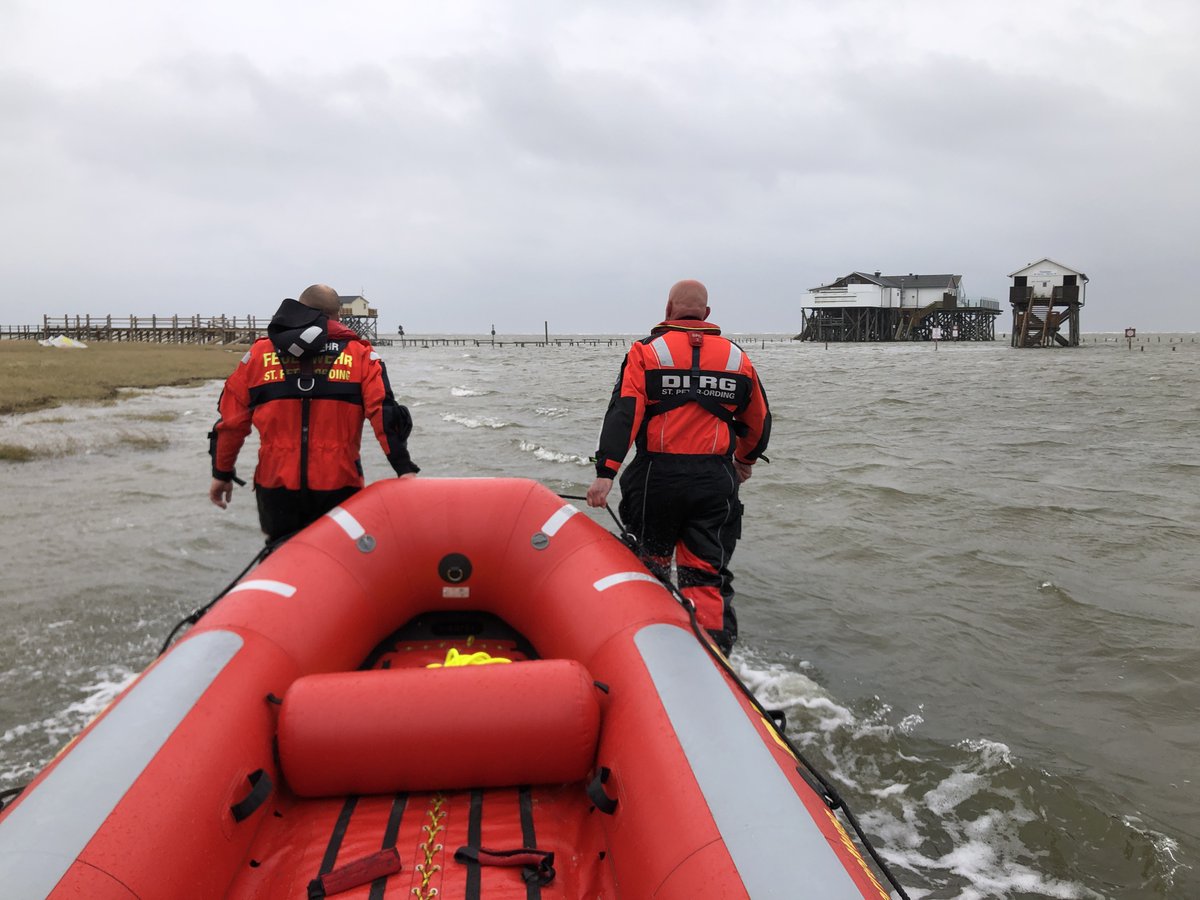 Einsatz am 06.11.2021, zwei Personen sind von der Nordsee während der Flut eingeschlossen worden. Erfolgreiche Rettung mit dem DLRG-Raftboot. #wasserrettung #dlrg #stpeterording Zum Einsatzbericht: spo.dlrg.de/einsatztagebuc…