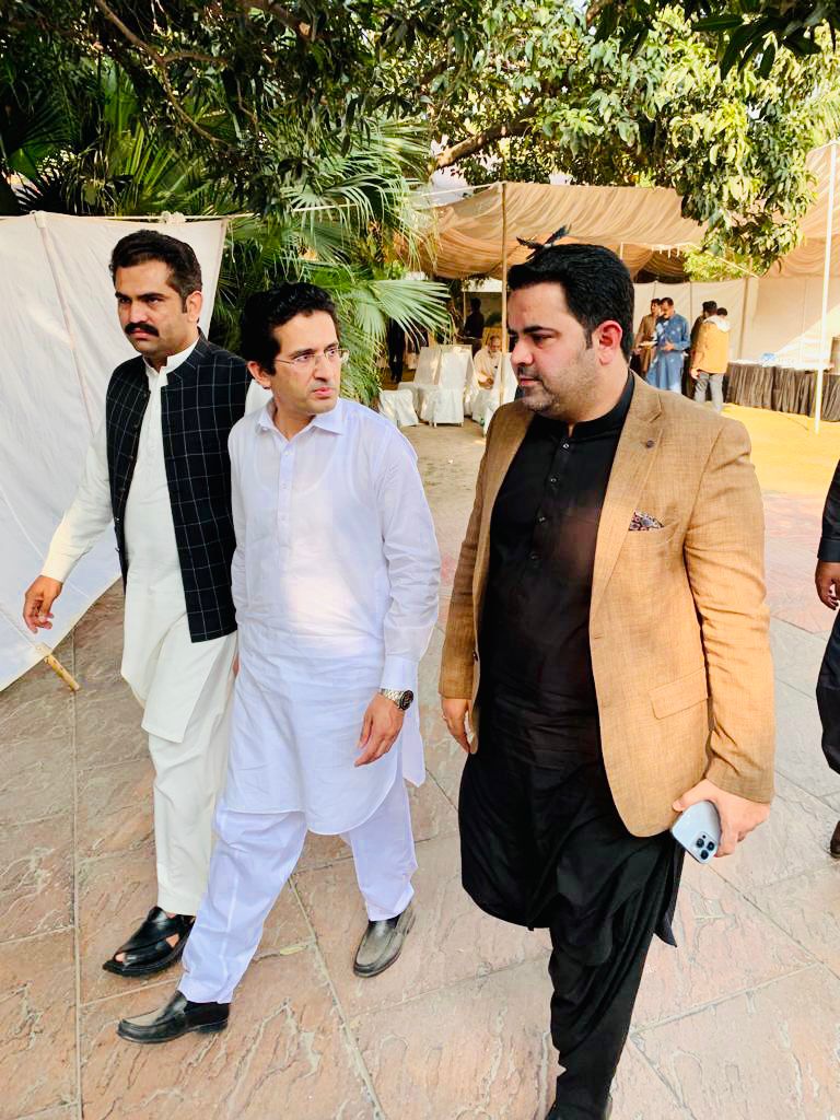 TeamNA241PS97's tweet photo. پی ٹی آئی رکن قومی اسمبلی @MNAFaheemKhan نے پی ٹی آئی لاہور کے رہنما علی حیسن کے ہمراہ مسلم لیگ ن لاہور کے صدر و سابق وفاقی وزیر تجارت ملک محمد پرویز کے انتقال پر مرحوم کے بیٹے ایم این اے علی پرویز ملک اور مرحوم کی اہلیہ شائستہ پرویز ملک سے اظہار تعزیت کی اور فاتحہ پڑھی۔ https://t.co/OFdnm2C4oz