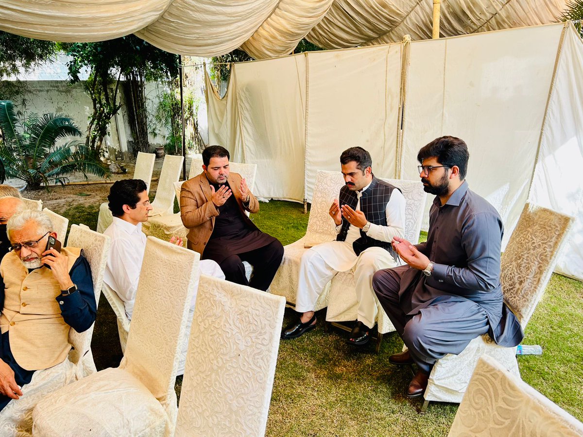 TeamNA241PS97's tweet photo. پی ٹی آئی رکن قومی اسمبلی @MNAFaheemKhan نے پی ٹی آئی لاہور کے رہنما علی حیسن کے ہمراہ مسلم لیگ ن لاہور کے صدر و سابق وفاقی وزیر تجارت ملک محمد پرویز کے انتقال پر مرحوم کے بیٹے ایم این اے علی پرویز ملک اور مرحوم کی اہلیہ شائستہ پرویز ملک سے اظہار تعزیت کی اور فاتحہ پڑھی۔ https://t.co/OFdnm2C4oz