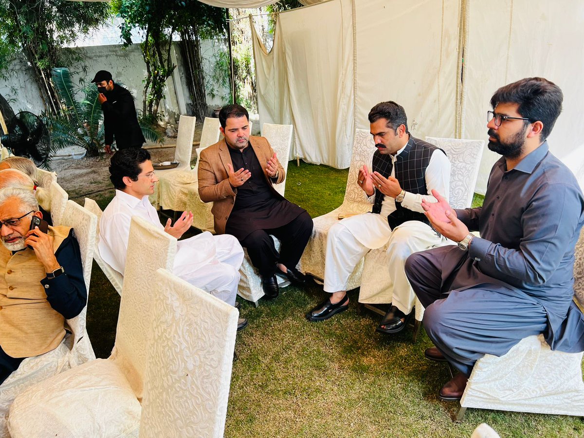 TeamNA241PS97's tweet photo. پی ٹی آئی رکن قومی اسمبلی @MNAFaheemKhan نے پی ٹی آئی لاہور کے رہنما علی حیسن کے ہمراہ مسلم لیگ ن لاہور کے صدر و سابق وفاقی وزیر تجارت ملک محمد پرویز کے انتقال پر مرحوم کے بیٹے ایم این اے علی پرویز ملک اور مرحوم کی اہلیہ شائستہ پرویز ملک سے اظہار تعزیت کی اور فاتحہ پڑھی۔ https://t.co/OFdnm2C4oz