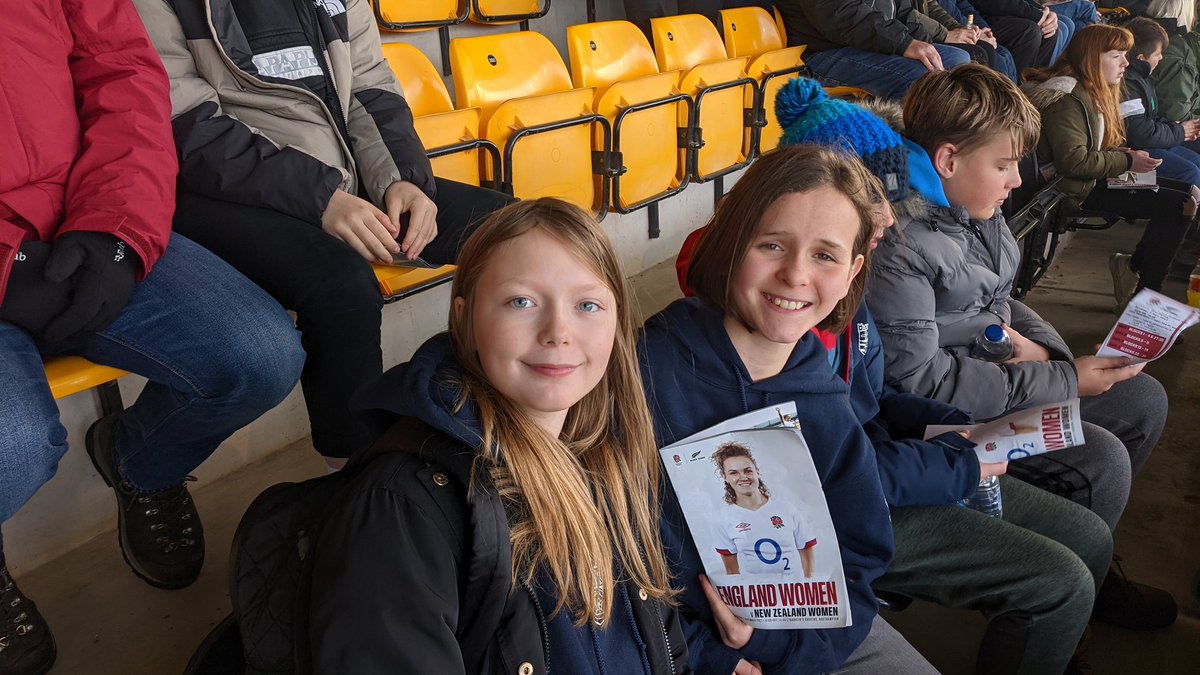 archie3001's tweet photo. Enjoying their first game #weartherose #redroses #matlockbees https://t.co/ZHpC6qbzDf
