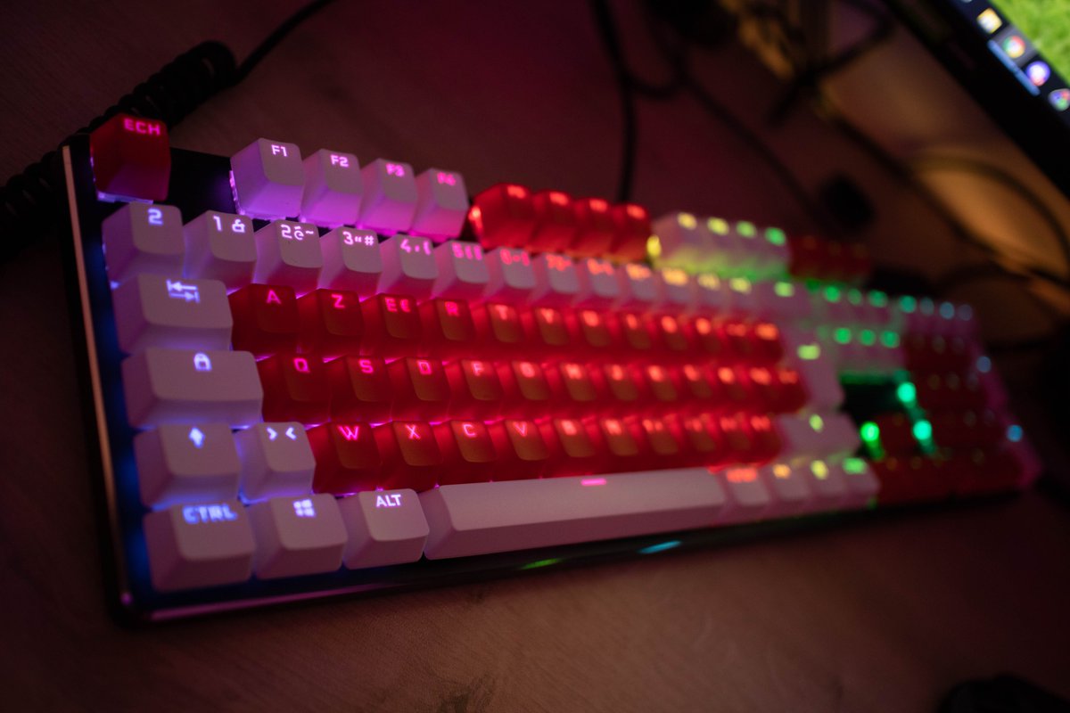 0SiirZax92's tweet photo. Hop new keyboard :)
Base GMMK Glorious
Switch Kailh Black Box + Holy Pandas
Keycap Corsair PBT Double Shot Red/White
J'en suis TROP content. https://t.co/S0zzfkUagO