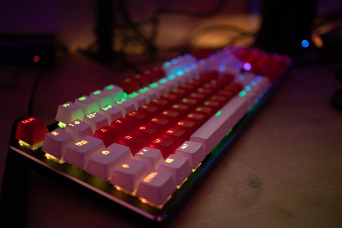 0SiirZax92's tweet photo. Hop new keyboard :)
Base GMMK Glorious
Switch Kailh Black Box + Holy Pandas
Keycap Corsair PBT Double Shot Red/White
J'en suis TROP content. https://t.co/S0zzfkUagO