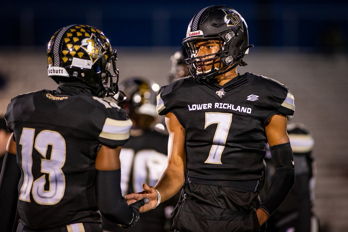 phnmteam's tweet photo. Officially sponsored @phnmelite team Lower Richland High School defeats Seneca High School in the first round of the playoffs. 

@THEOLWHISPERX4 @DiamondHornetFB 

#LiteSpeed #PhenomElite https://t.co/VHxXB0zY6r