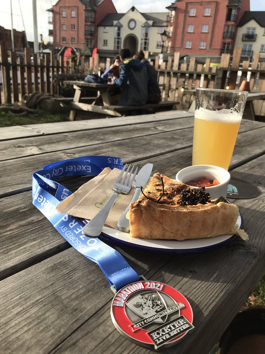 AdrianHarding99's tweet photo. Thanks @ExeterCCT and volunteer marshals for a great #ExeterMarathon👏Love my medal and shirt. Really pleased with first 2/3 of my run before trapped nerve flared-up again. Then it was about finishing not PBs 🙁@topshambrewery for an energy top-up after👍
#ukrunchat #ELBMarathon https://t.co/cykqEgB8U4
