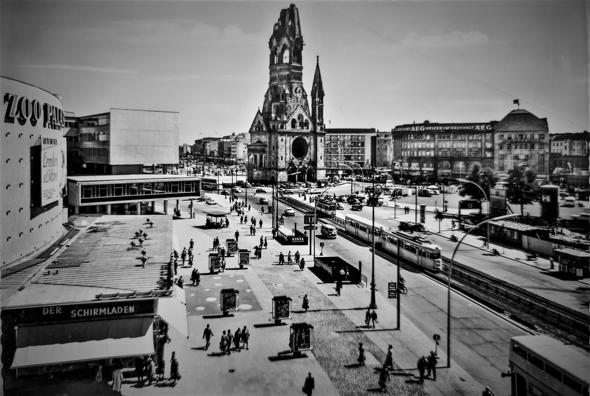 diemauerthewall's tweet photo. West Berlin postcard from 1958. View from the Huthmacher House to Breitscheidplatz and Memorial Church. 
#Berlin #Gedächtniskirche 
#diemauerthewall https://t.co/nv6l7RvrMg