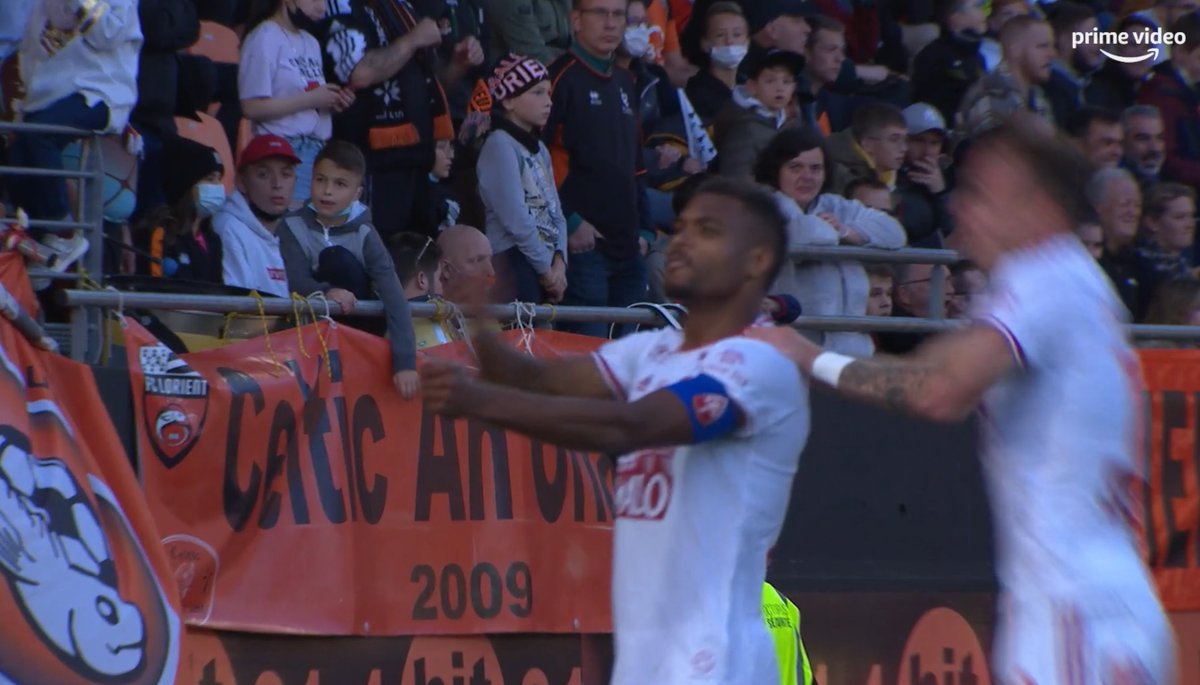 BrestOnAir's tweet photo. Ceci entre immédiatement dans la légende des célébrations. #FCLSB29 https://t.co/dR41QxijXf