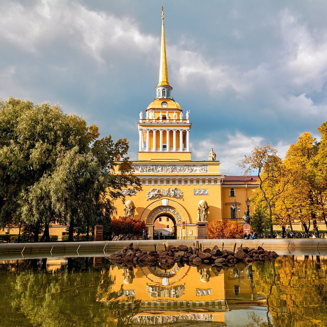 PrivetPeterburg's tweet photo. 317 лет назад, в начале ноября, в самом центре Петербурга был заложен фундамент Адмиралтейства при личном участии Петра I.
Изначально здание проектировалось царем для судостроительных нужд и в качестве крепости
#питер #адмиралтейство #санктпетербург #спб
https://t.co/vm9pkkuhpV https://t.co/srFevwZjs9