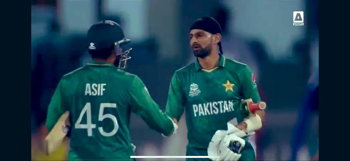 HaniQureshi5's tweet photo. 54* off just 18 balls by Shoaib Malik
Fastest fifty in T20 Worldcup by a Pakistani batsman.
#scovspak #T20WorldCup https://t.co/kSS81Pwpcm