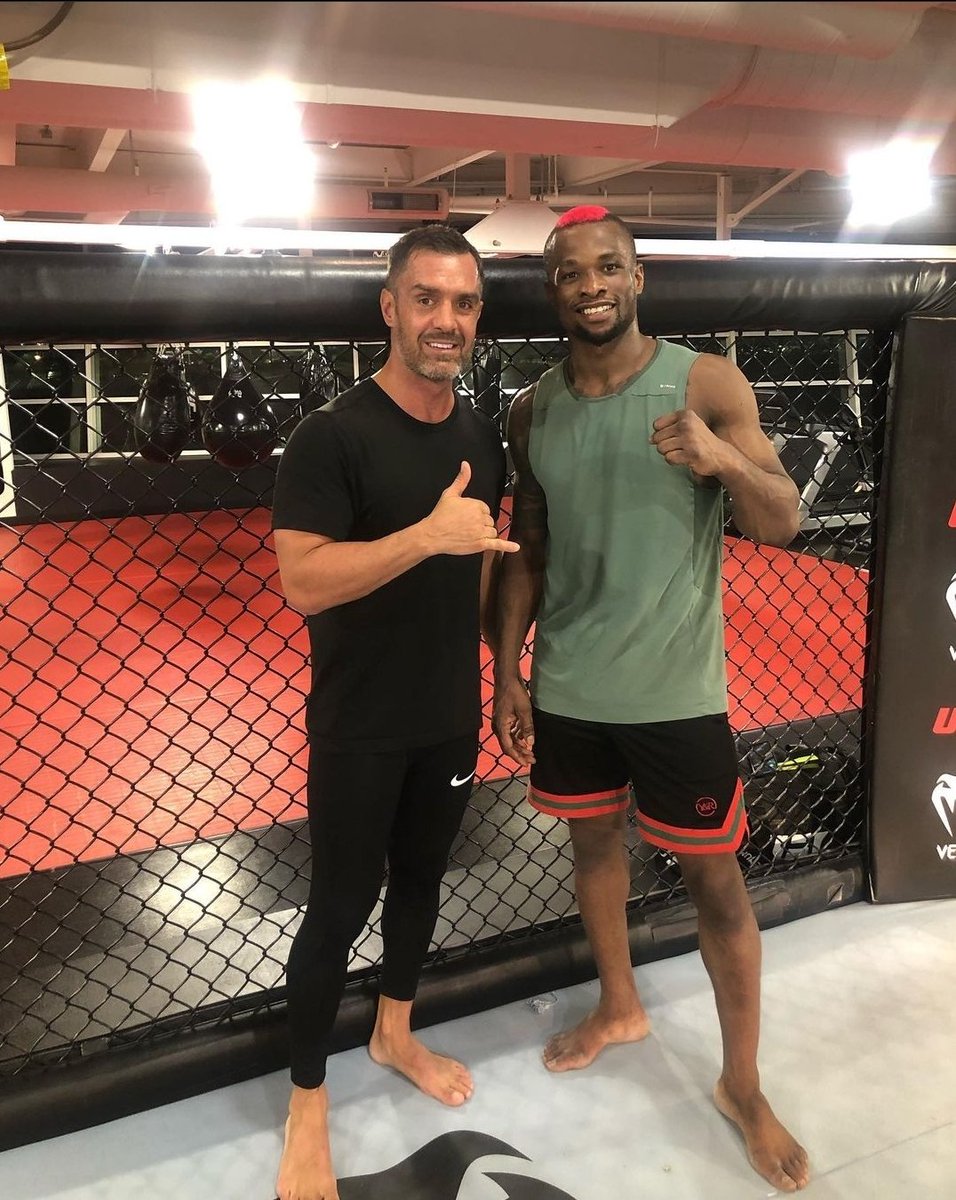 hd_centre's tweet photo. 🔴☠️

The red mohawk in Vegas? That only means one thing... It's Marc Diakiese fight week!

Your new MMA coach fights at #UFCVegas42 on Saturday night at The UFC APEX in Las Vegas. 

Make sure you're tuned in ‼️🏴󠁧󠁢󠁥󠁮󠁧󠁿 https://t.co/wyPSJVI8DQ