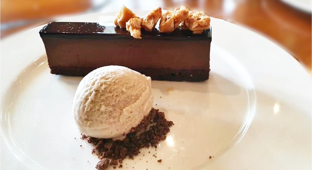 yarrow_hotel's tweet photo. Sundayβs are made for indulgingβ¦ especially indulging in our dark chocolate delice with chocolate soil, peanut brittle and malt ice cream ππ«π€€
#theyarrowhotel #broadstairs #sundayindulgence #darkchocolate #yummy https://t.co/Oyy0L5kNxf