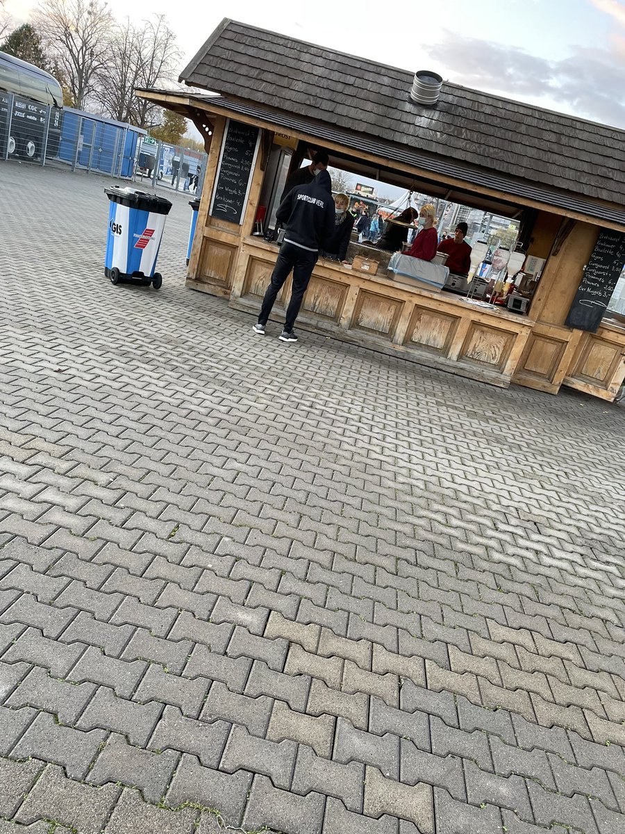 RadladerRolf's tweet photo. Da gönnt sich ein @SCVerl Spieler erstmal eine Wurst im Stadion vom @1_FCM😂 #FCMSCV https://t.co/NH30lfuwOZ