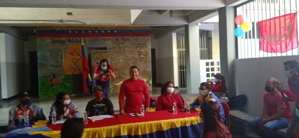 SanJuanPSUV's tweet photo. #07Nov Comienza el Chequeo de la Raas con la Comisión de Juventud de la pquia San Juan desde la UEN Zoe Xiques Silva. Presente nuestro candidato Alexander Aranguren, responsables por el EPP y nuestro responsable de Circuito Francisco Quevedo. #CuídateDeLaCovid19 @NicolasMaduro https://t.co/8sbtDtd5WM
